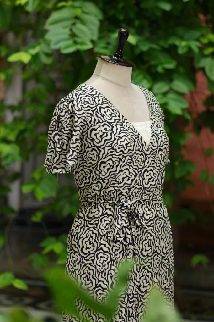 Canvas Curve – Kurti in Black, side view | Tilattama