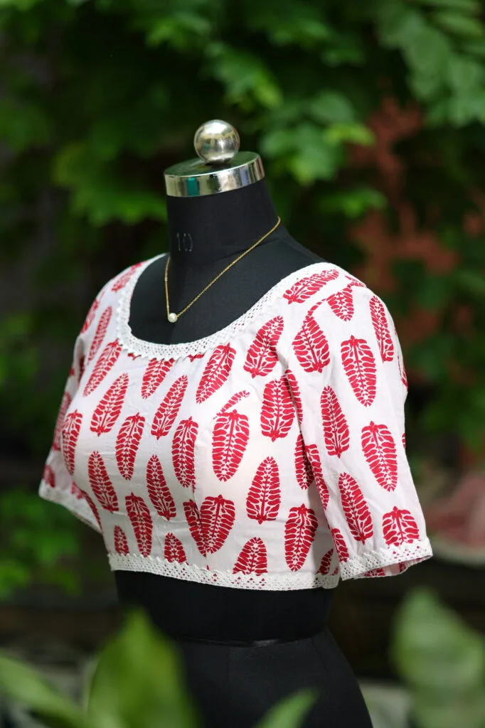 Cotton Block Print G/S – Blouse in white & red, side view | Tilattama