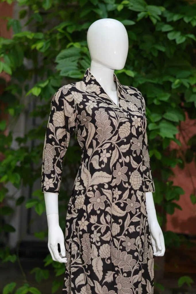 Kalamkari Kurti – Kurti in Black, side view | Tilattama