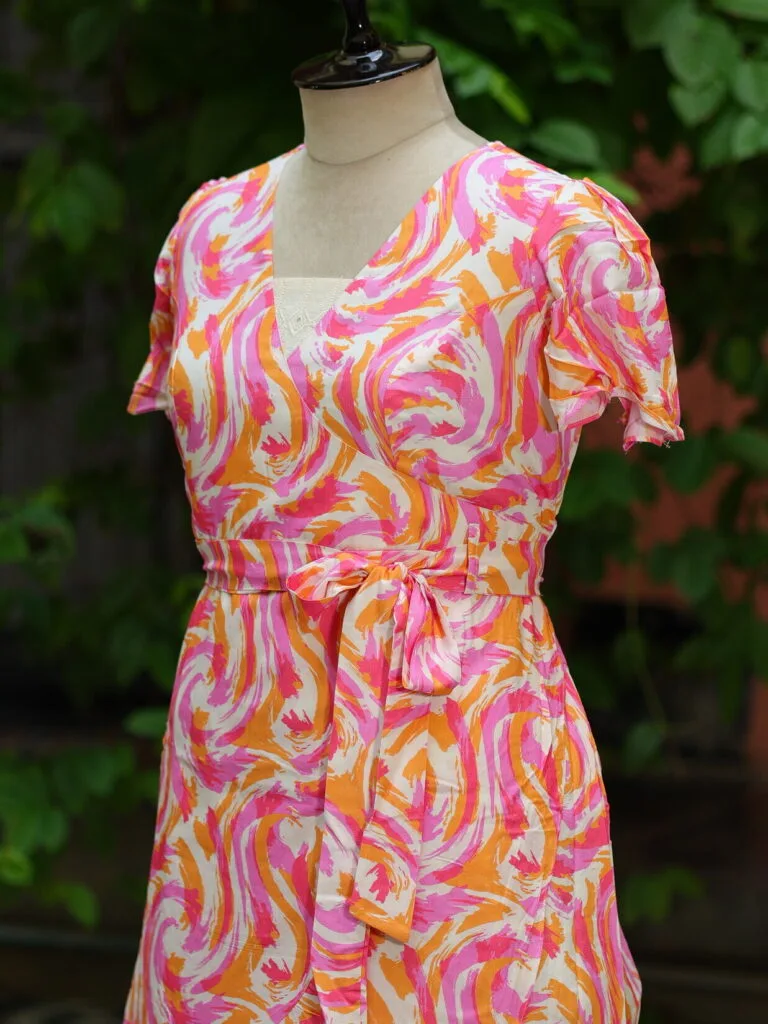Canvas Curve – Kurti in Pink, side view | Tilattama
