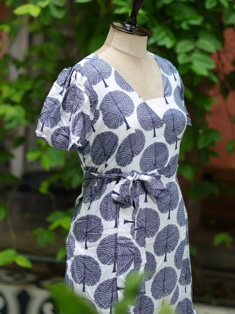 Canvas Curve – Kurti in white, side view | Tilattama