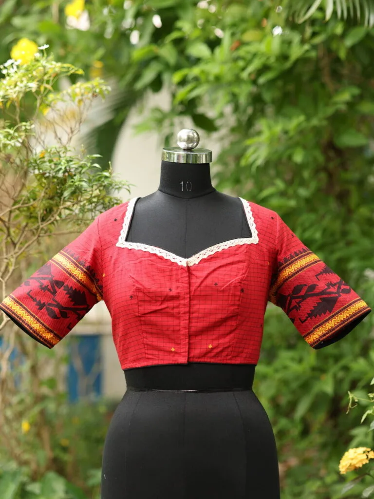 Check Jamdani jewel Neck – Blouse in Red, neckline | Tilattama