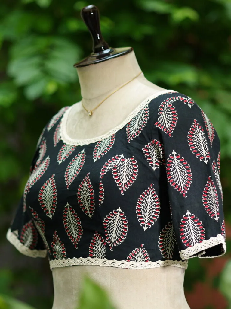 Cotton Block Print G/S – Blouse in Black, side view | Tilattama