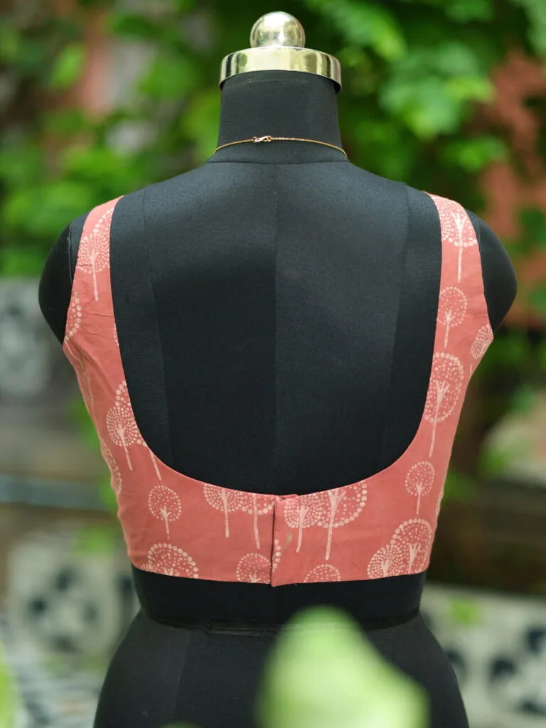 Dabu Round Neck – Blouse in Peach, neckline | Tilattama
