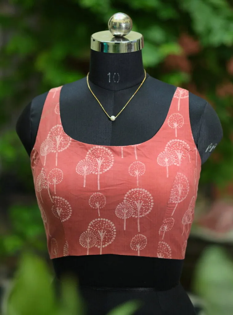 Dabu Round Neck – Blouse in Peach, neckline | Tilattama