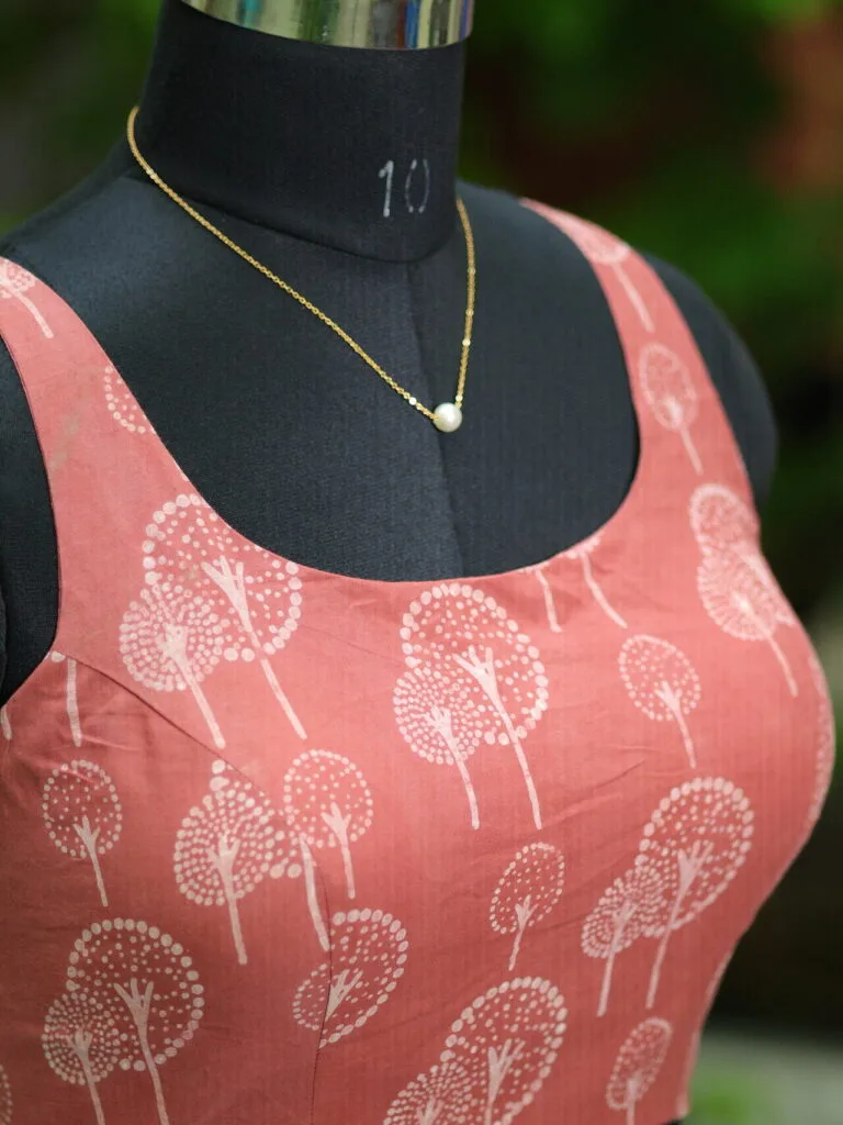 Dabu Round Neck – Blouse in Peach, neckline | Tilattama