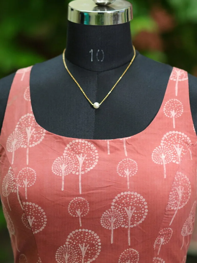 Dabu Round Neck – Blouse in Peach, neckline | Tilattama