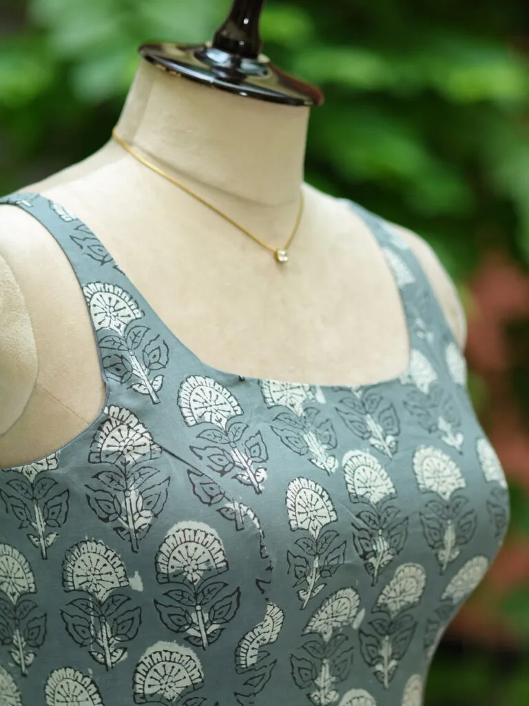 Dabu Round Neck – Blouse in Slate, neckline | Tilattama