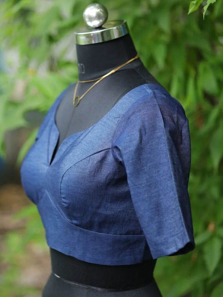 Denim sabyasachi G/S – Blouse in dark blue, side view | Tilattama