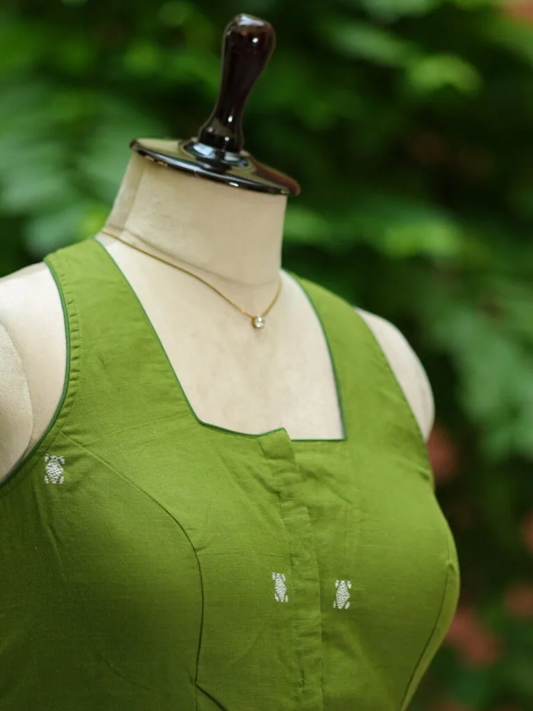 Jamdani Hakoba Halter – Blouse in parrot green, side view | Tilattama