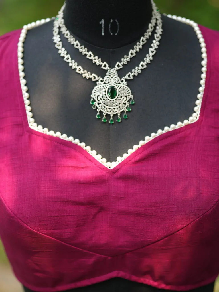 Moti Bichitra Backless - wine