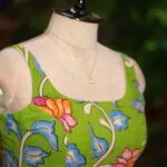 Pen Kalamkari Round Neck – Blouse in Green, neckline | Tilattama