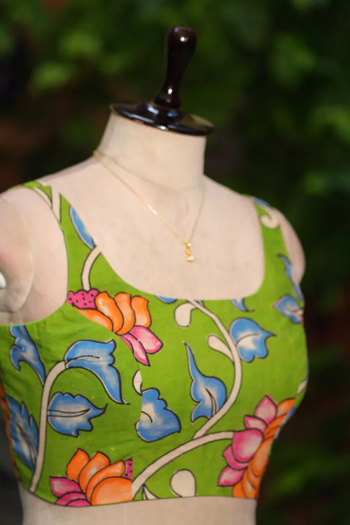 Pen Kalamkari Round Neck – Blouse in Green, neckline | Tilattama