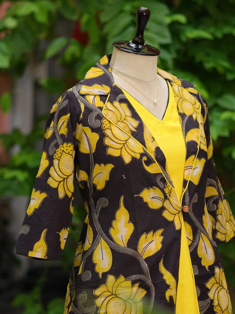 Pen Kalamkari Shrug Co-Ord Set – Co-ord in Black, side view | Tilattama