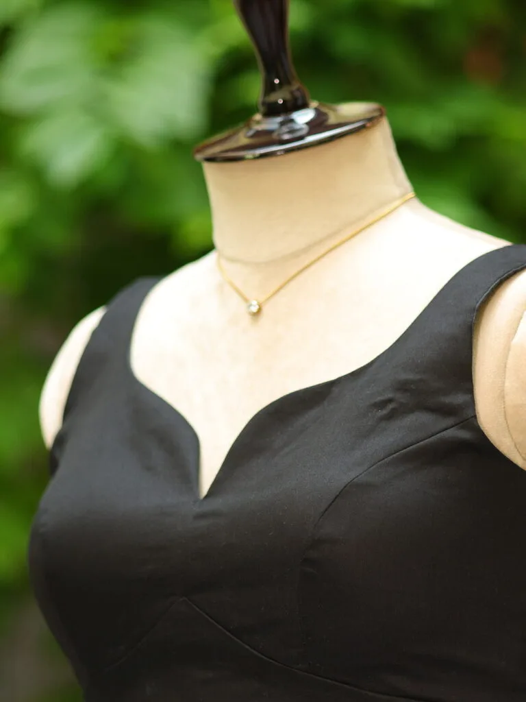 sabyasachi cut – Blouse in Black, side view | Tilattama