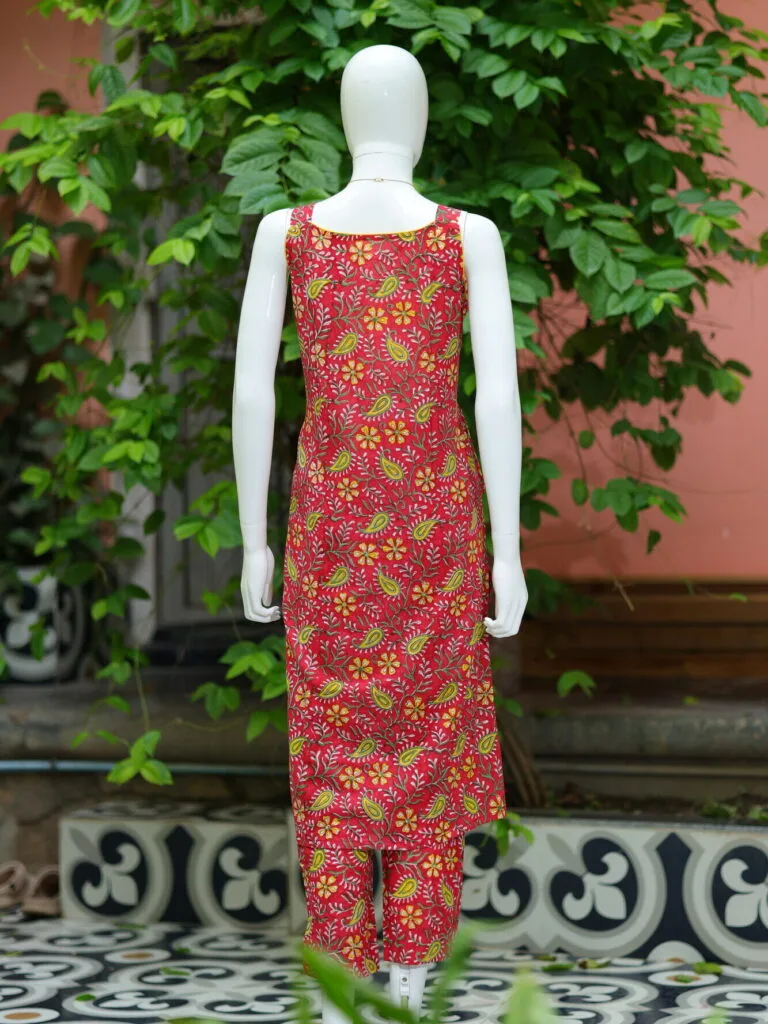 Sangeneri kurti Set – Kurti in Red, back view | Tilattama