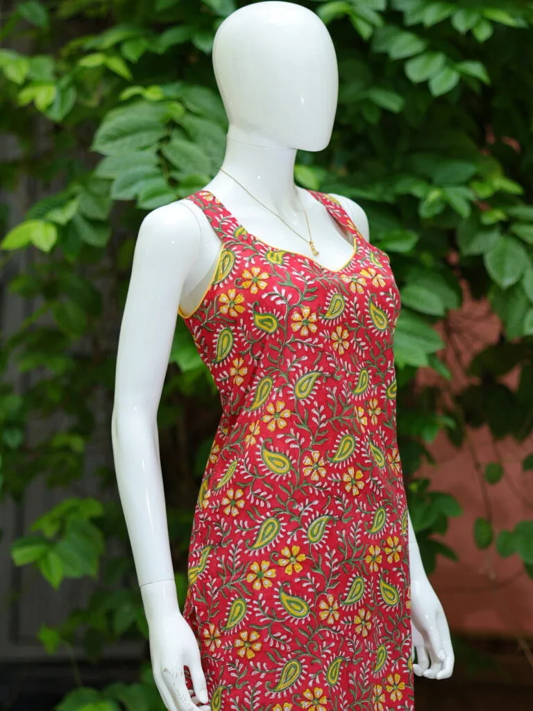 Sangeneri kurti Set – Kurti in Red, side view | Tilattama