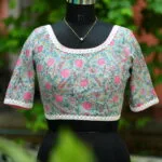 Sangeneri Round Neck G/S – Blouse in Slate, neckline | Tilattama