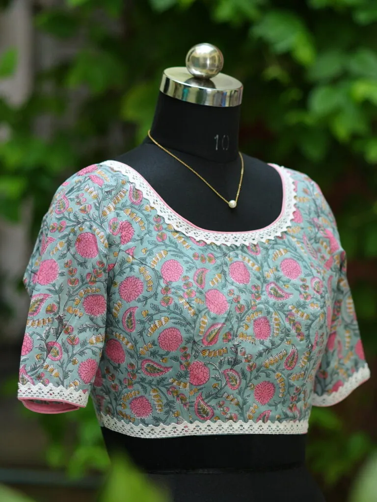 Sangeneri Round Neck G/S – Blouse in Slate, neckline | Tilattama