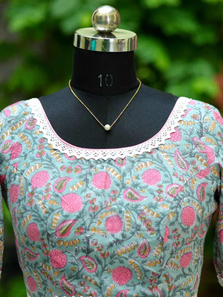 Sangeneri Round Neck G/S – Blouse in Slate, neckline | Tilattama