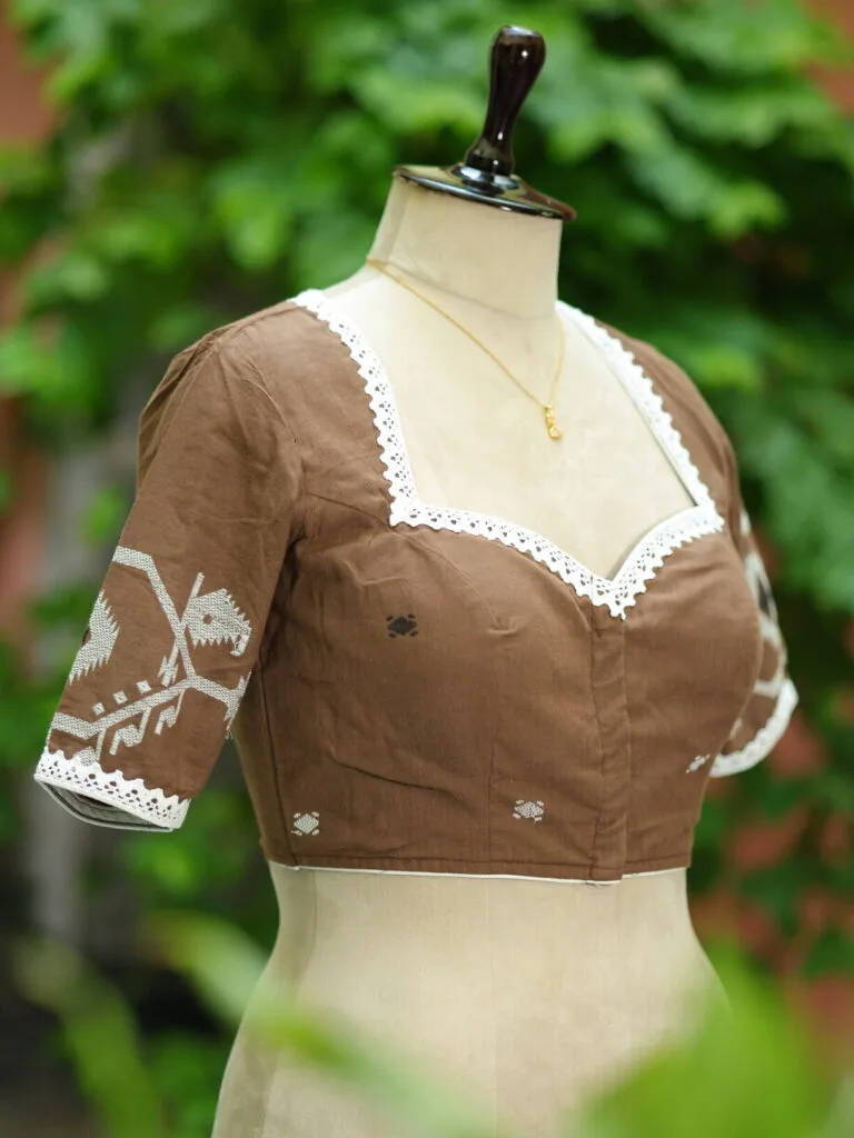 Tilattama Jamdani – Blouse in Brown, side view | Tilattama
