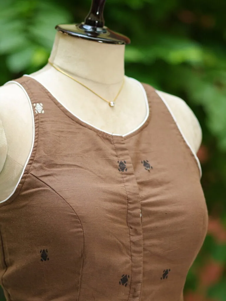 Tilattama Jamdani Rozer – Blouse in Brown, side view | Tilattama