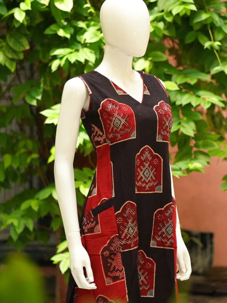 Ajrakh Aarzoo – Kurti in Black, side view | Tilattama
