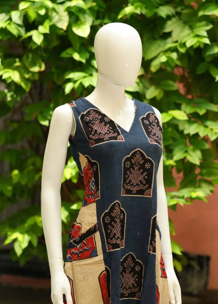 Ajrakh Aarzoo – Kurti in Indigo, side view | Tilattama