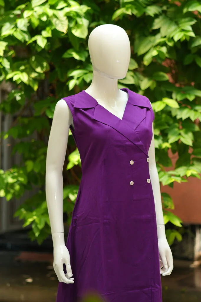 Khadi Blazer One Piece – Blouse in Purple 38 Sleeveless, side view | Tilattama