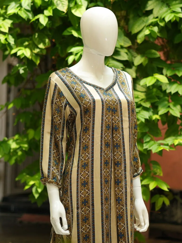 Mashroo Modal Kurti – Kurti in white, side view | Tilattama