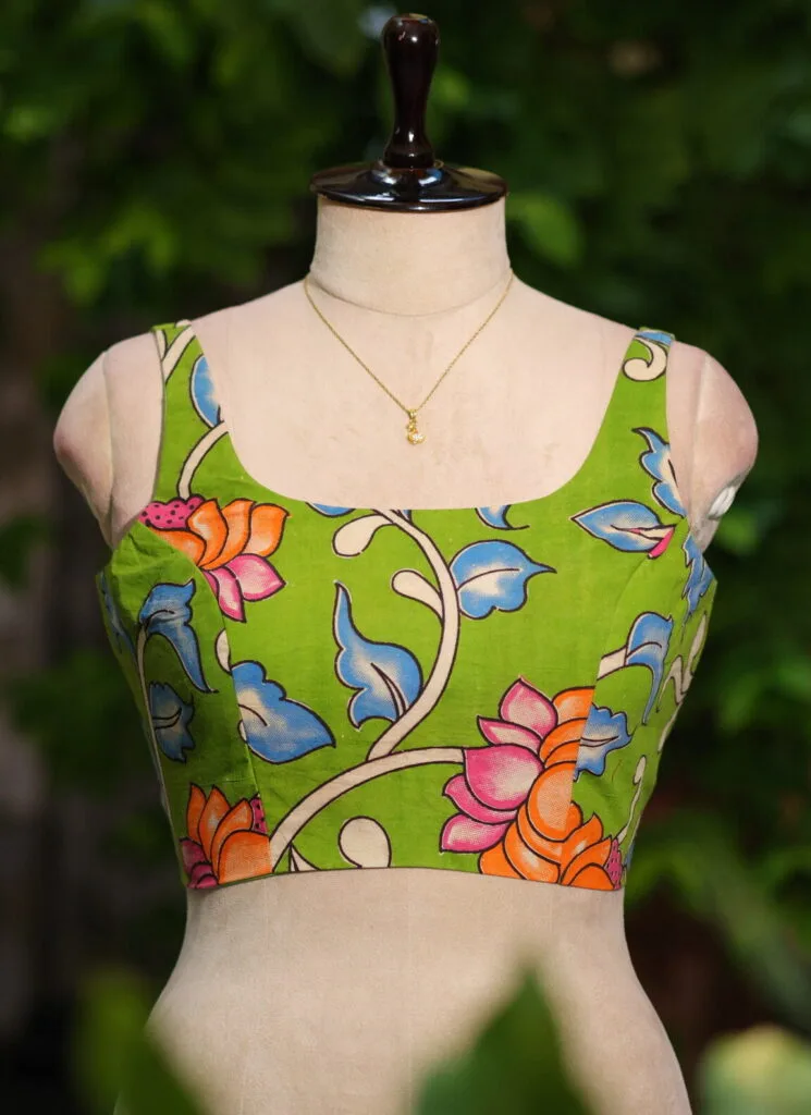 Pen Kalamkari Round Neck – Blouse in Green, neckline | Tilattama