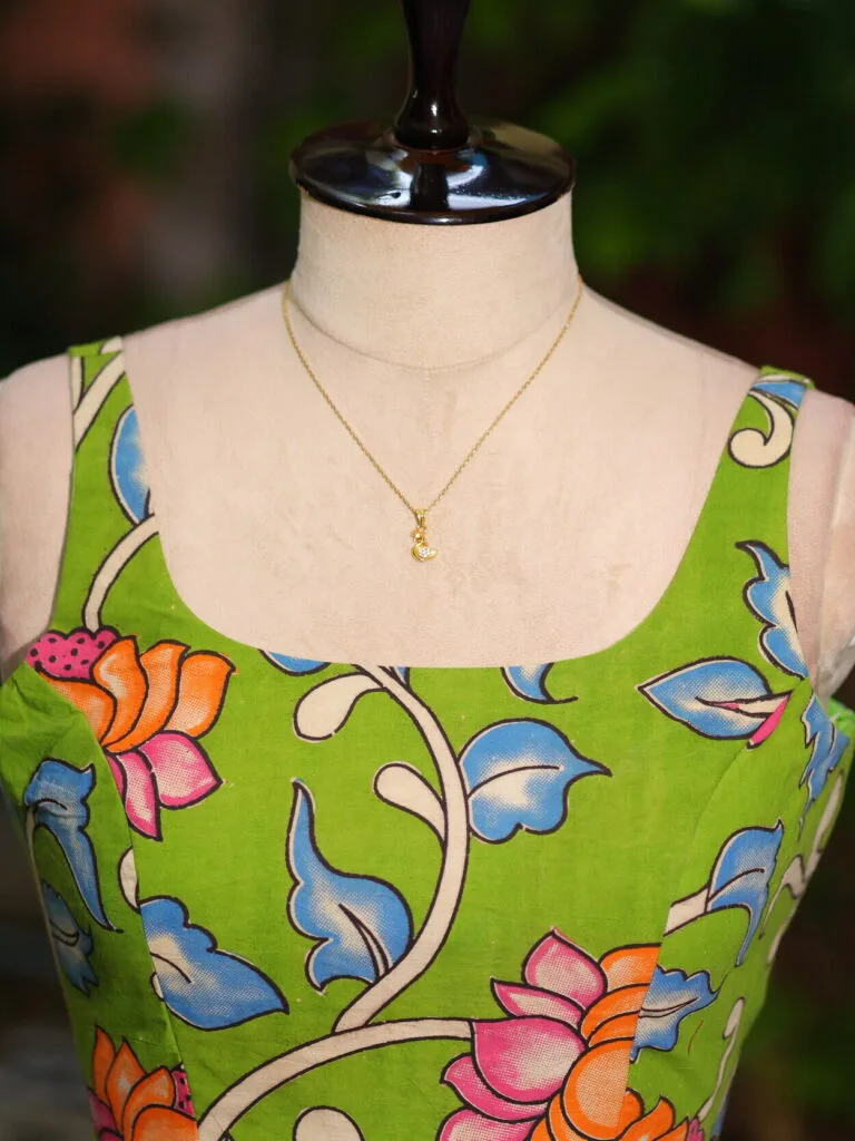 Pen Kalamkari Round Neck – Blouse in Green, neckline | Tilattama