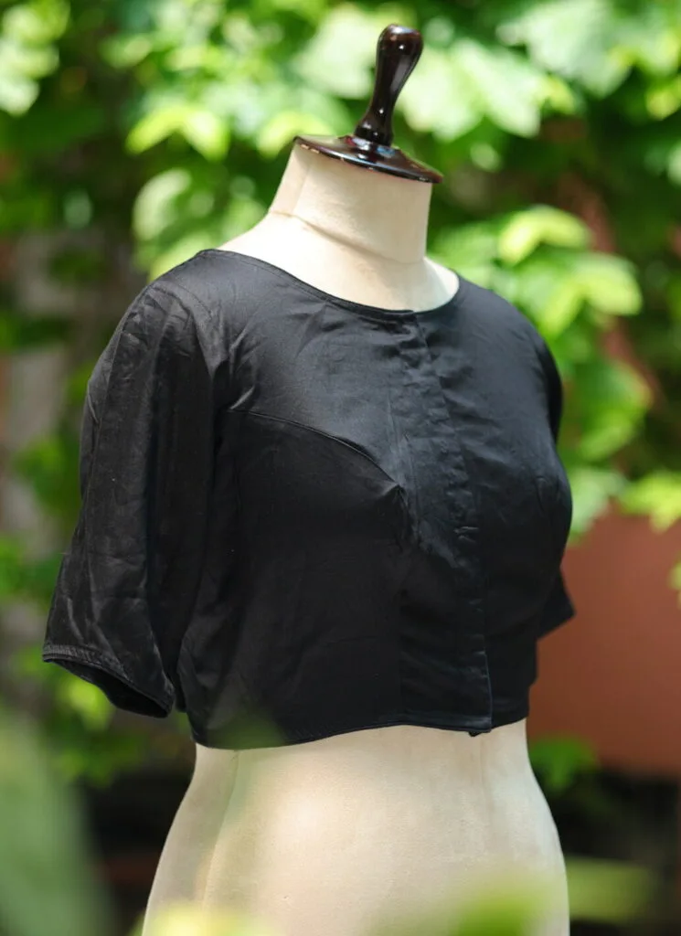 Sattin Cotton G/S N/P – Blouse in Black, side view | Tilattama